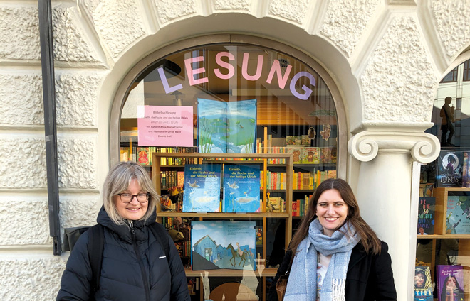 Anna Maria Praßler und Ulrike Baier vor der Schlosserschen Buchhandlung Augsburg