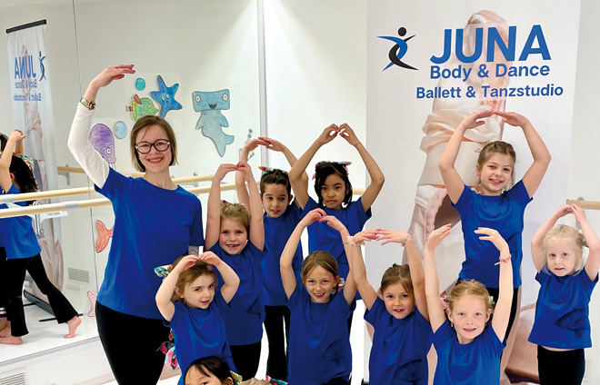 Tanzende Menschen im Ballettstudio Juna Body & Dance