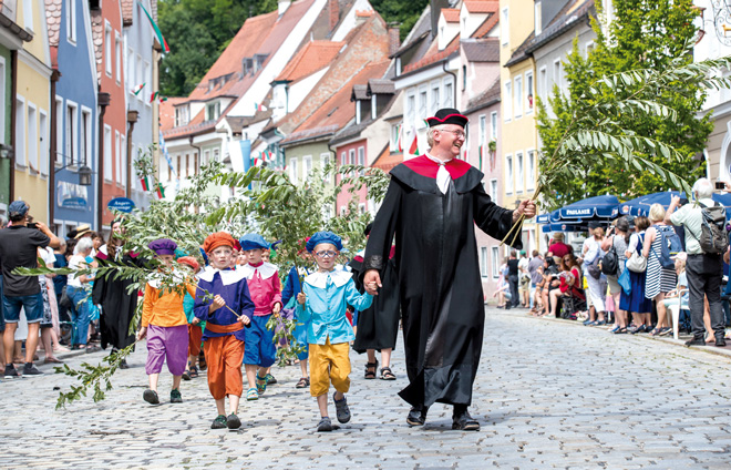 Mitteralterlich gekleidete Menschen in Landsberg