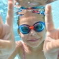 Kind unter Wasser mit Taucherbrille