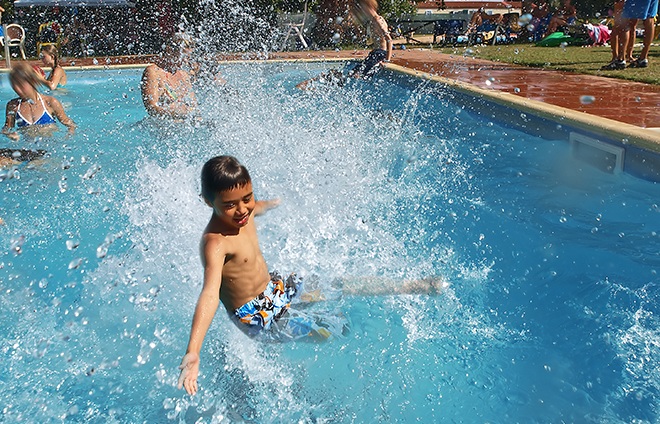 Kind plantscht im Pool Freibad