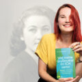 Sarah Straub mit Buch über ihre Großmutter