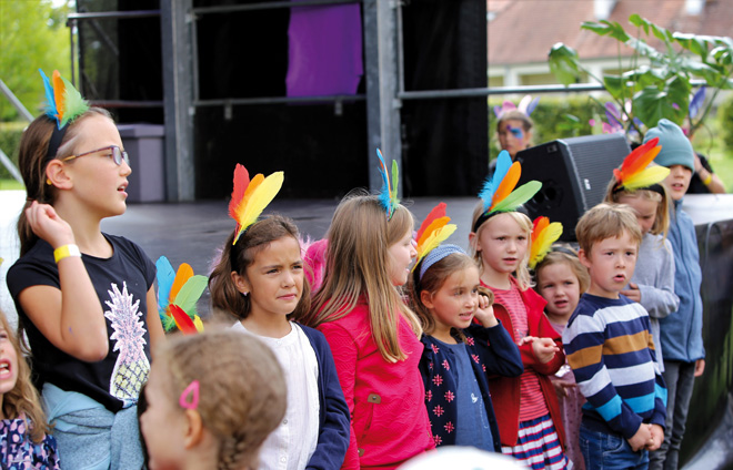 Kinder mit Federschmuck bei Klassik4Kids