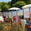 Gemalte Kinderbilder an der Leine zum Kinderfriedensfest