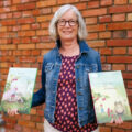 Maria Barnett mit ihren Bilderbüchern