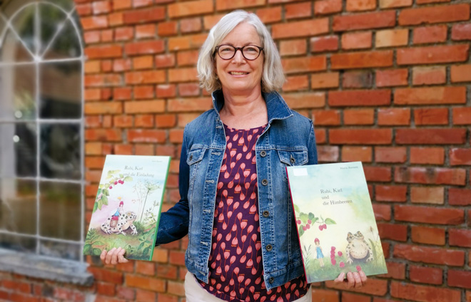 Maria Barnett mit ihren Bilderbüchern