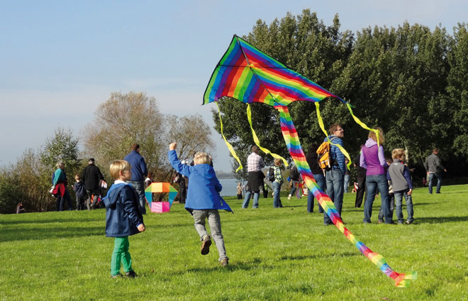 Kinder Drachenfliegen Herbst