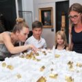 Besucher im Museum im Wittelsbacher Schloss Friedberg