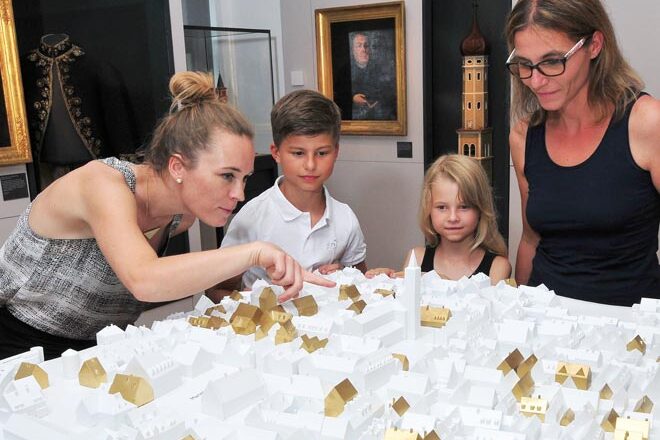 Besucher im Museum im Wittelsbacher Schloss Friedberg