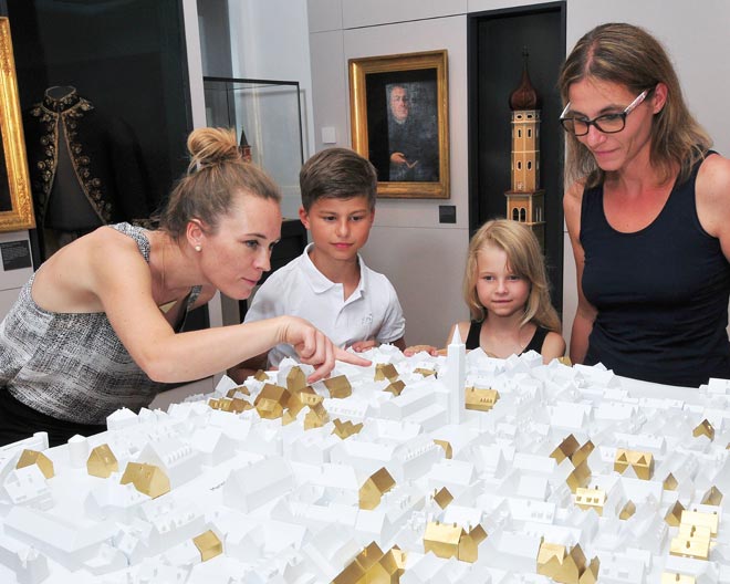 Besucher im Museum im Wittelsbacher Schloss Friedberg