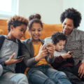 Familie auf dem Sofa Familienangebote liesLotte