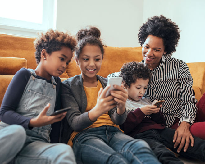 Familie auf dem Sofa Familienangebote liesLotte