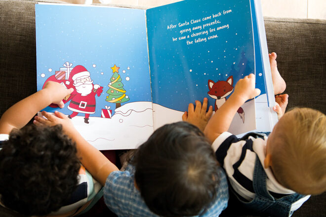 Kinder lesen ein Buch
