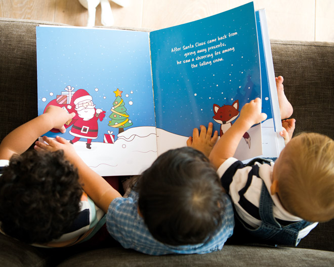 Kinder lesen ein Buch