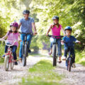Familie fährt Fahrrad
