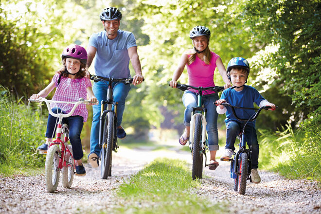 Familie fährt Fahrrad