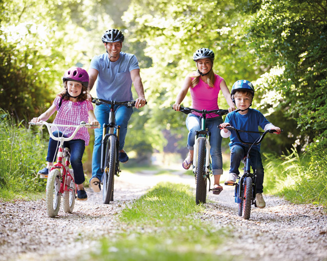 Familie fährt Fahrrad