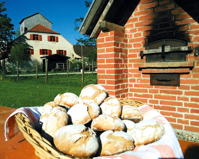 Klostermühle Thierhaupten mit Brot