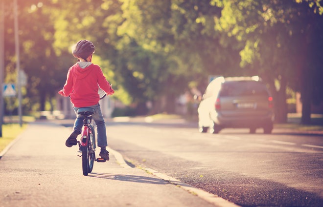 Kind auf Fahrrad Schulweg